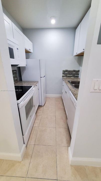 For Sale: $199,999 (1 beds, 1 baths, 581 Square Feet)