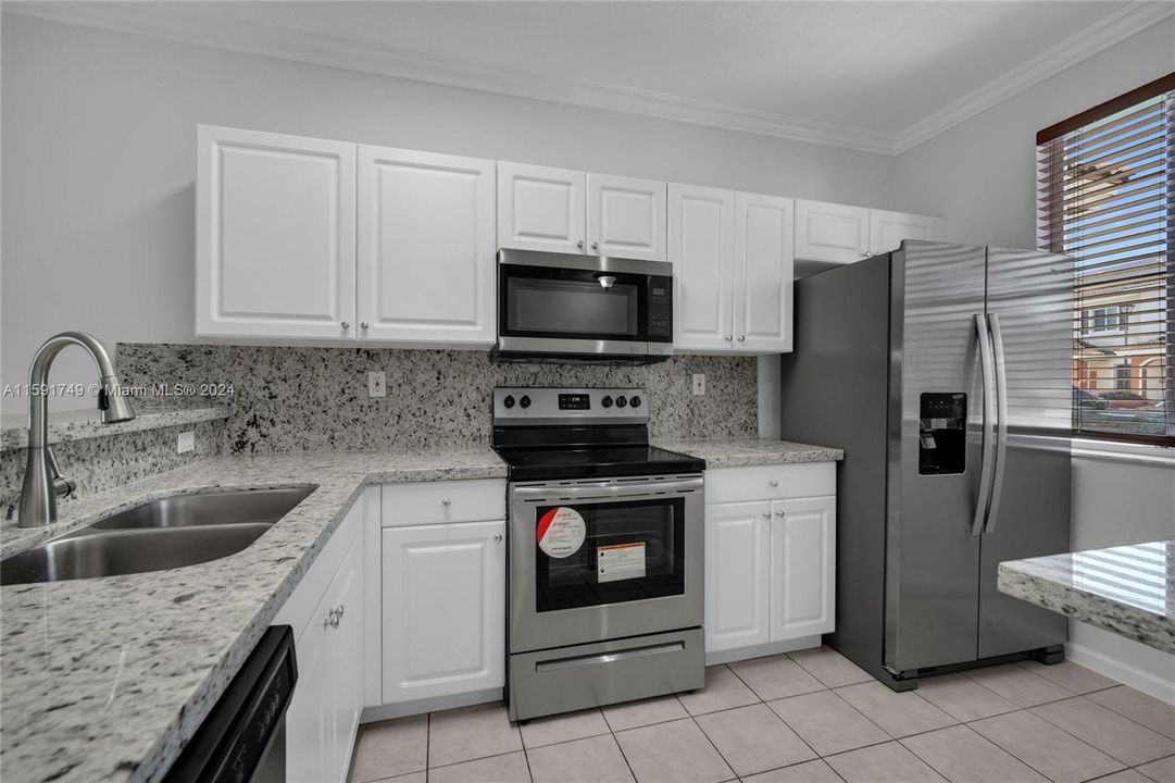 For Rent: $2,400 (2 beds, 2 baths, 1140 Square Feet)