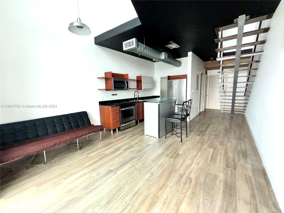 For Sale: $415,000 (1 beds, 1 baths, 795 Square Feet)