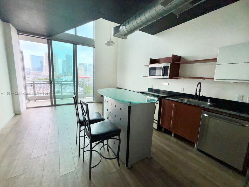 For Sale: $415,000 (1 beds, 1 baths, 795 Square Feet)