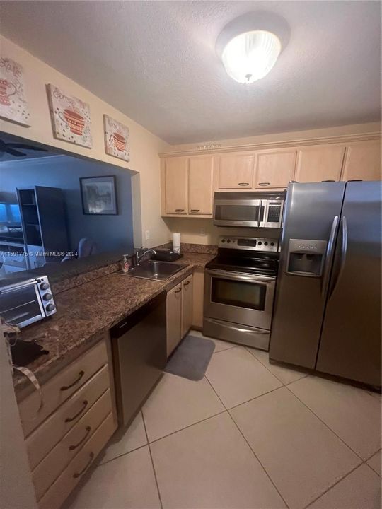 For Rent: $2,100 (1 beds, 1 baths, 648 Square Feet)