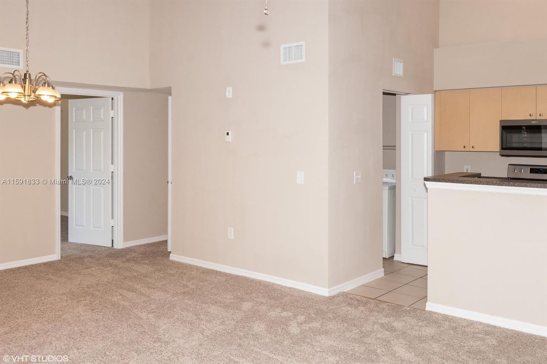 For Rent: $2,100 (2 beds, 1 baths, 926 Square Feet)