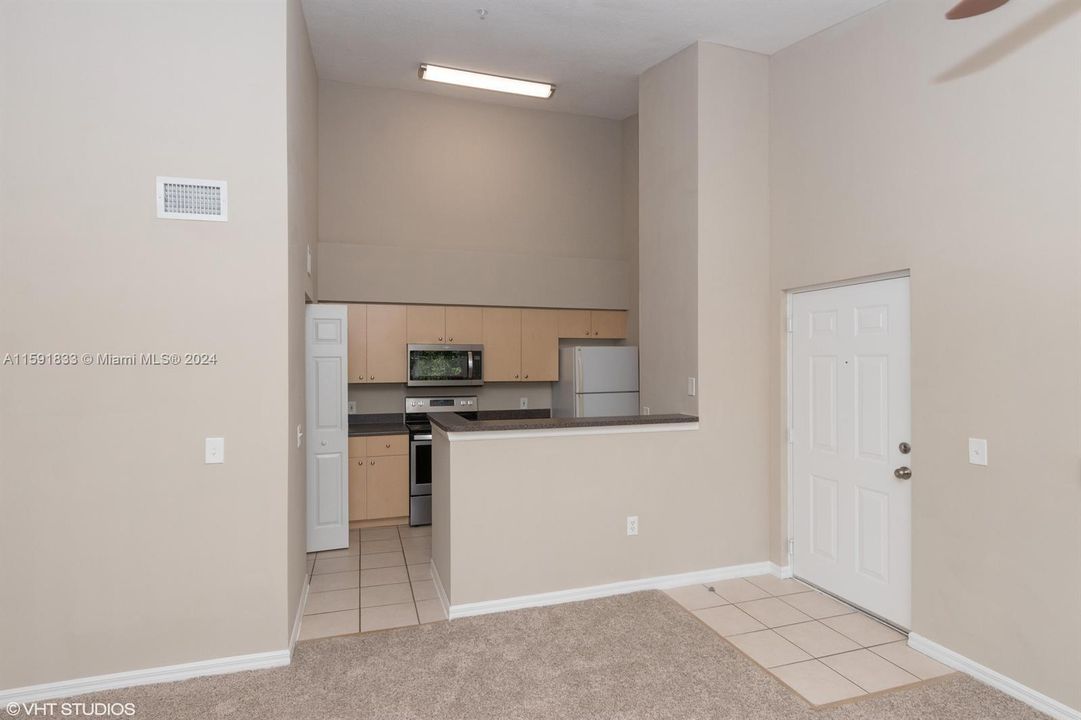 For Rent: $2,100 (2 beds, 1 baths, 926 Square Feet)