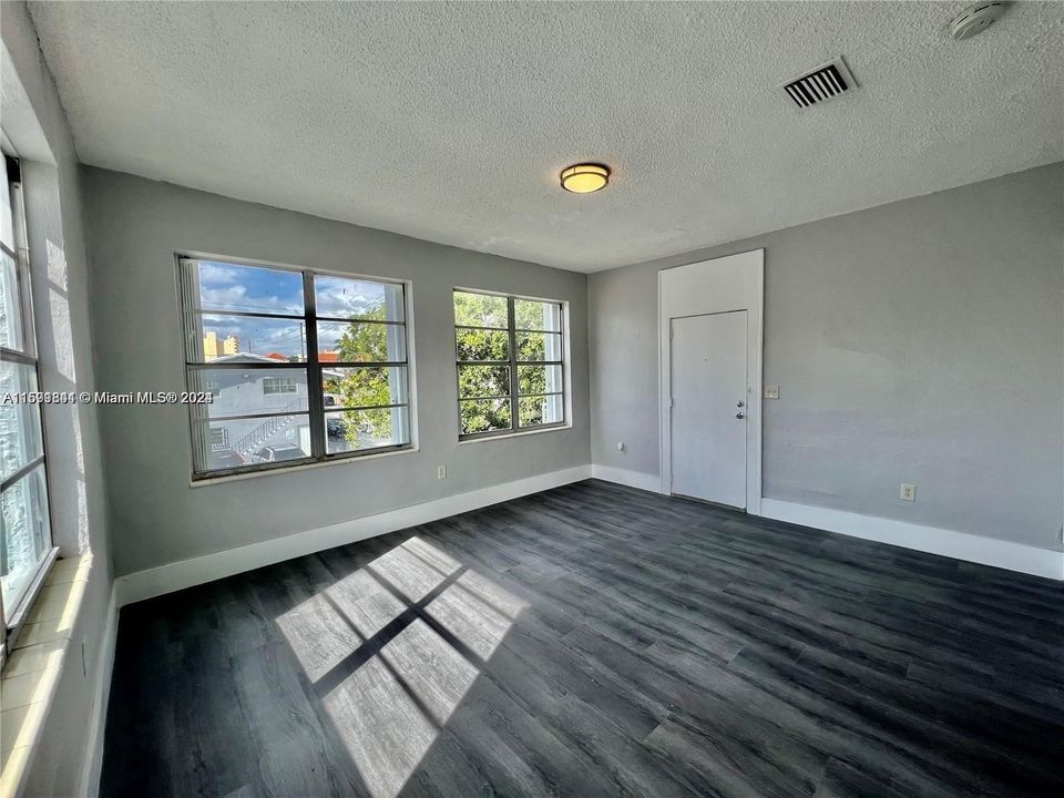 For Rent: $2,050 (2 beds, 1 baths, 700 Square Feet)