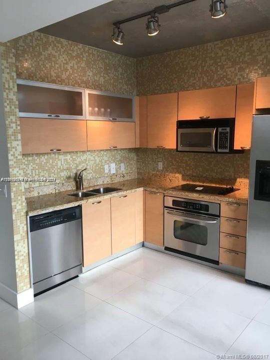 Active With Contract: $2,500 (1 beds, 1 baths, 694 Square Feet)