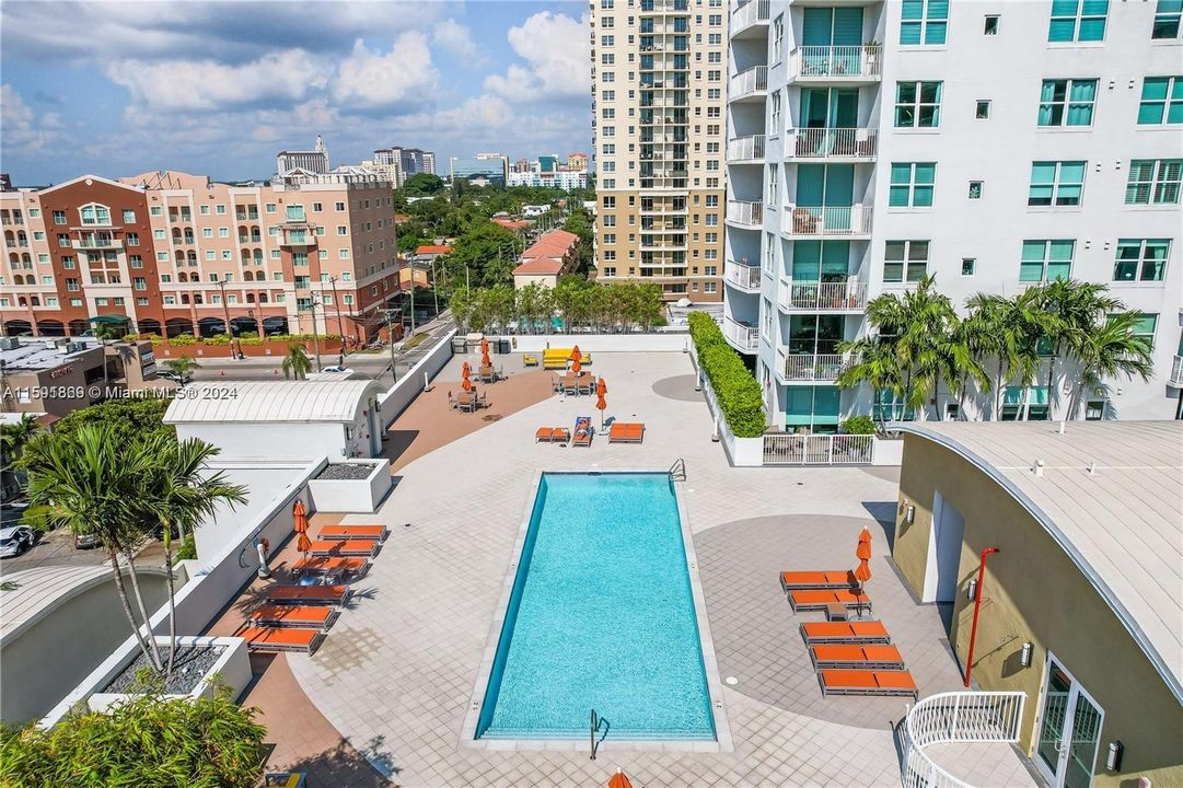 Active With Contract: $2,500 (1 beds, 1 baths, 694 Square Feet)