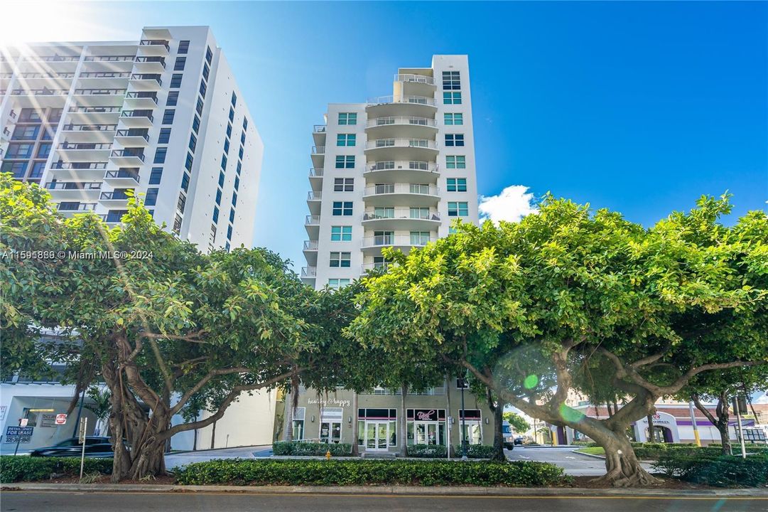 Active With Contract: $2,500 (1 beds, 1 baths, 694 Square Feet)