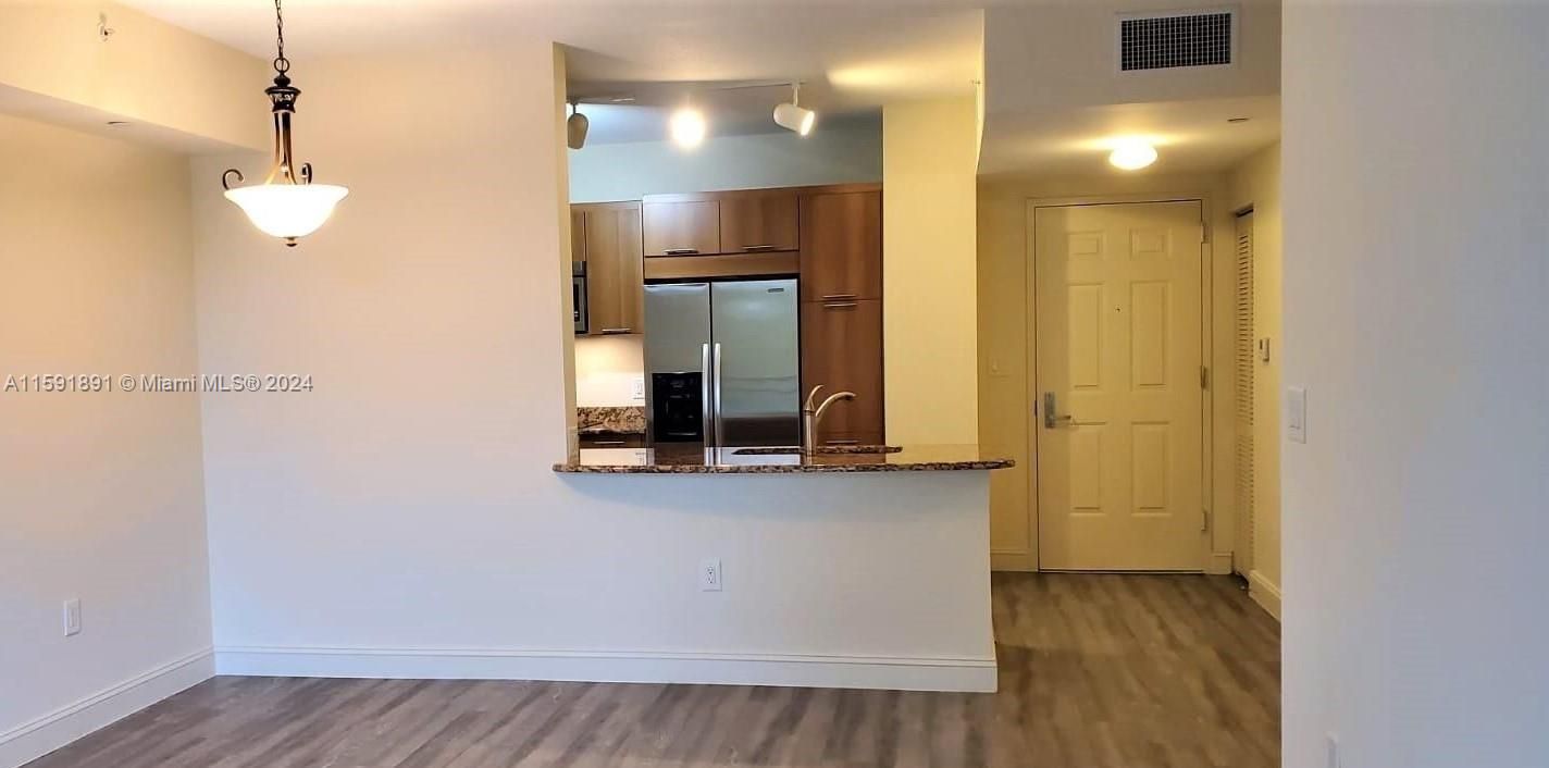 Active With Contract: $2,200 (1 beds, 1 baths, 783 Square Feet)