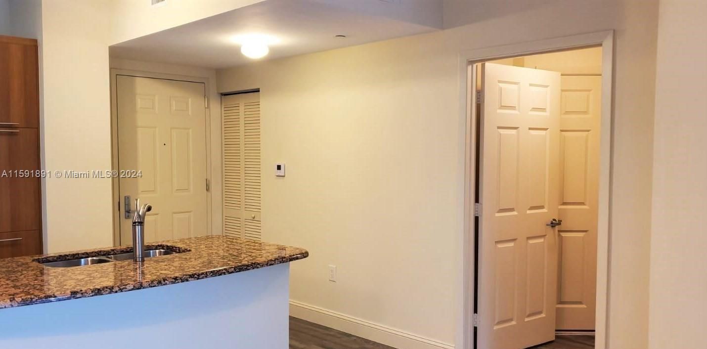 Active With Contract: $2,200 (1 beds, 1 baths, 783 Square Feet)