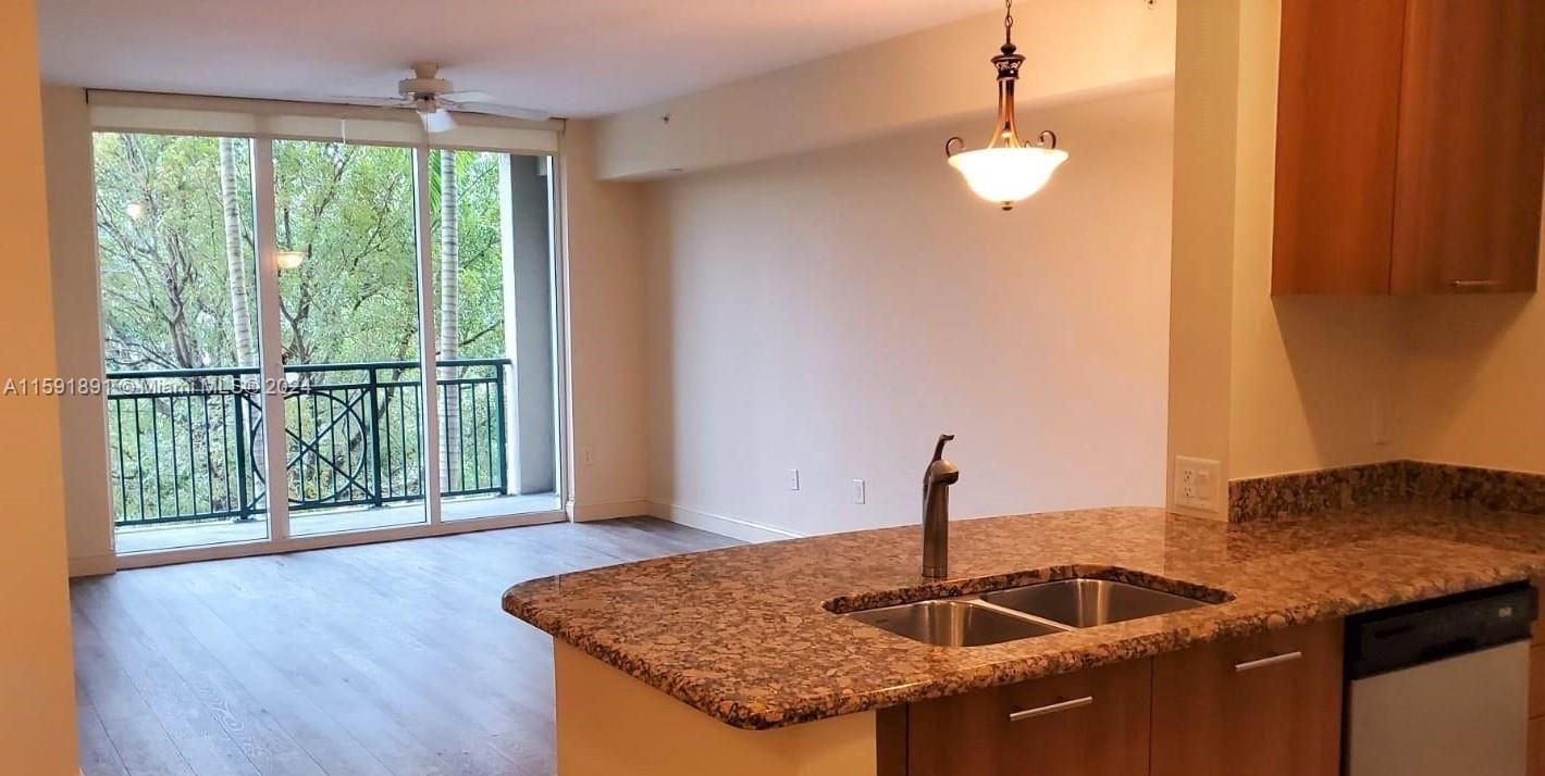 Active With Contract: $2,200 (1 beds, 1 baths, 783 Square Feet)