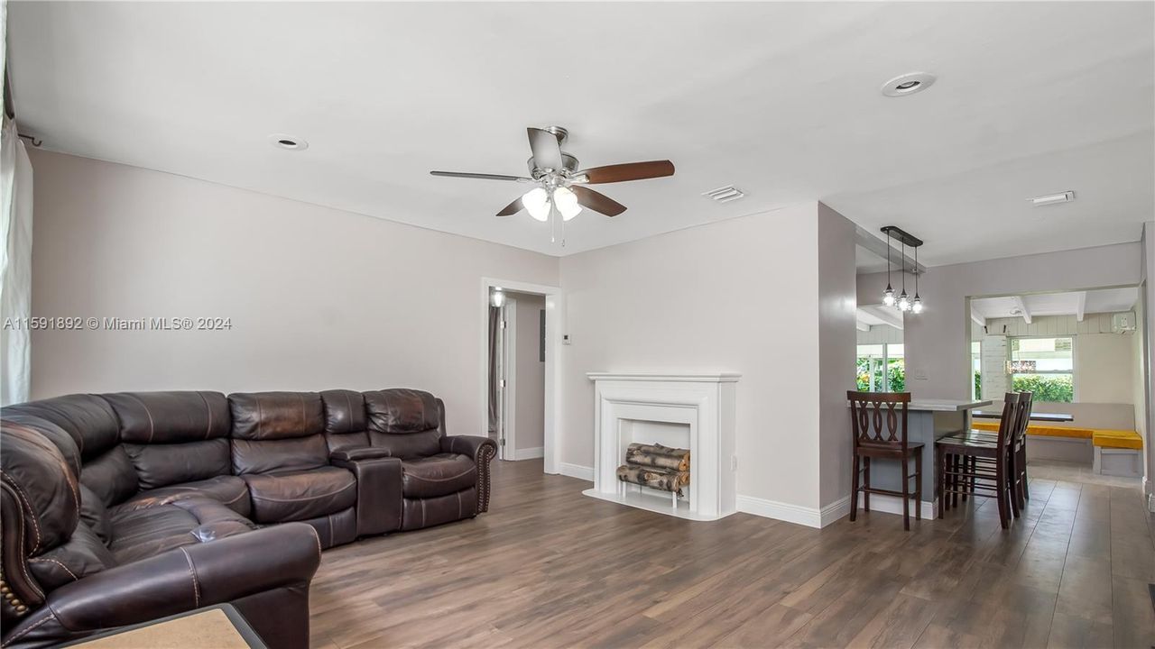 Active With Contract: $955,000 (4 beds, 2 baths, 1800 Square Feet)