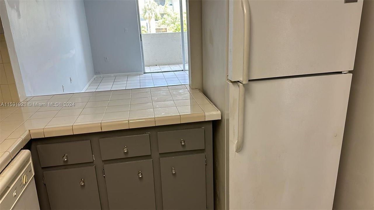 Active With Contract: $2,100 (2 beds, 2 baths, 960 Square Feet)