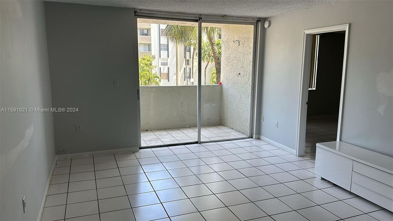 Active With Contract: $2,100 (2 beds, 2 baths, 960 Square Feet)