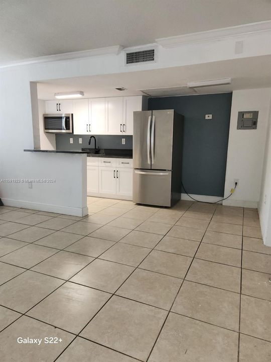 Active With Contract: $1,700 (1 beds, 1 baths, 558 Square Feet)