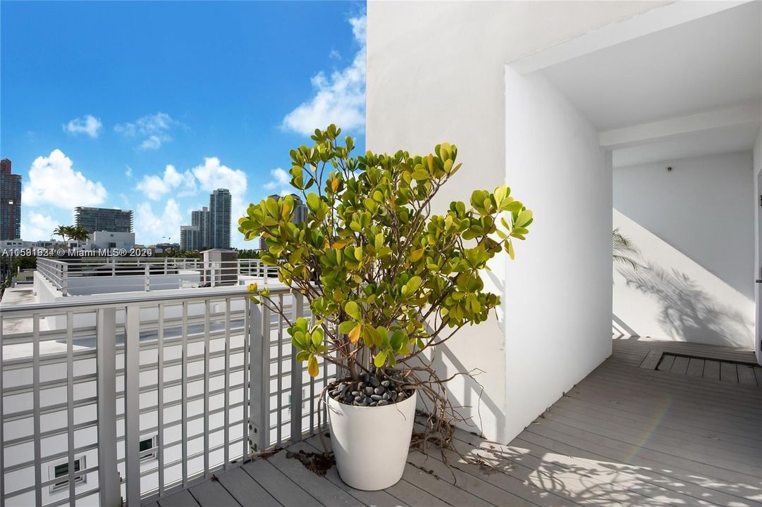 For Sale: $1,500,000 (2 beds, 2 baths, 1013 Square Feet)