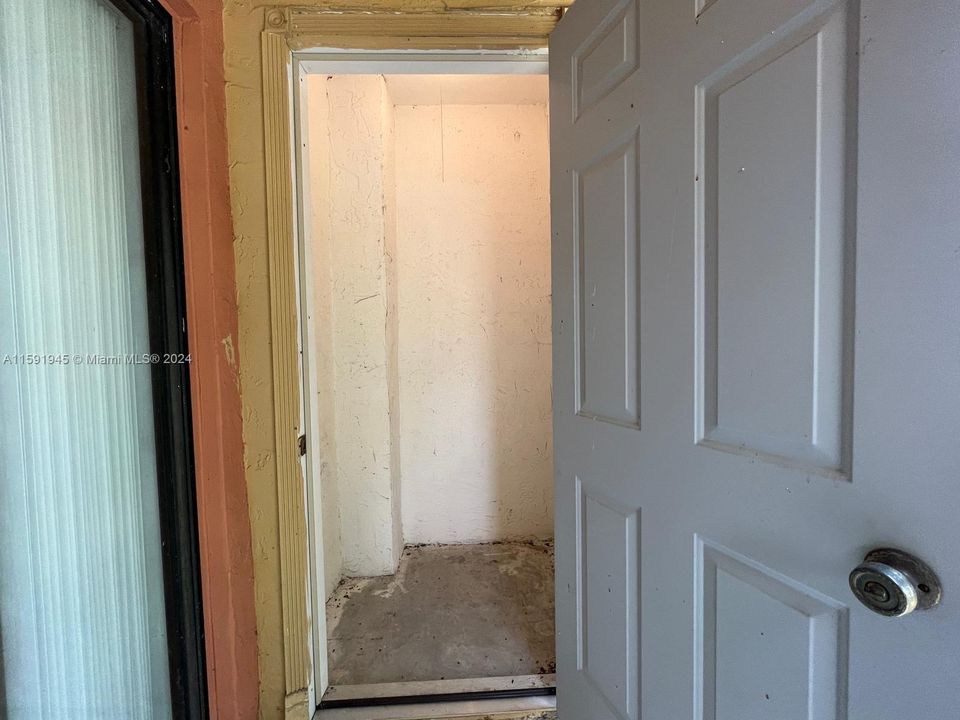 For Rent: $1,750 (1 beds, 1 baths, 702 Square Feet)