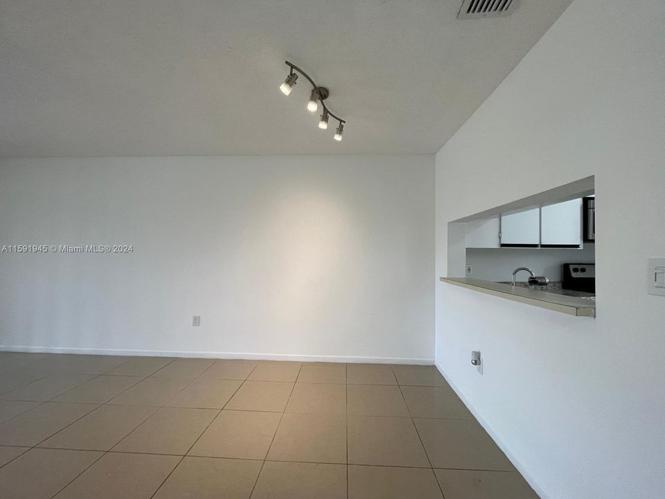 For Rent: $1,750 (1 beds, 1 baths, 702 Square Feet)