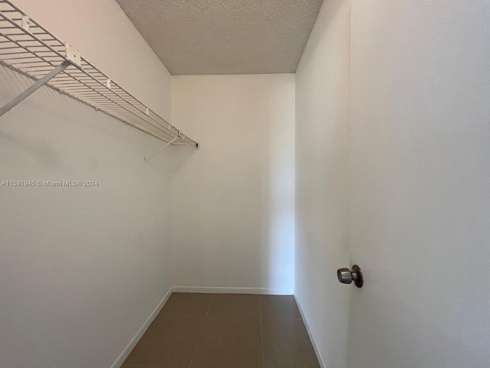 For Rent: $1,750 (1 beds, 1 baths, 702 Square Feet)