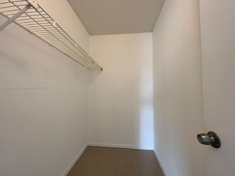 For Rent: $1,750 (1 beds, 1 baths, 702 Square Feet)