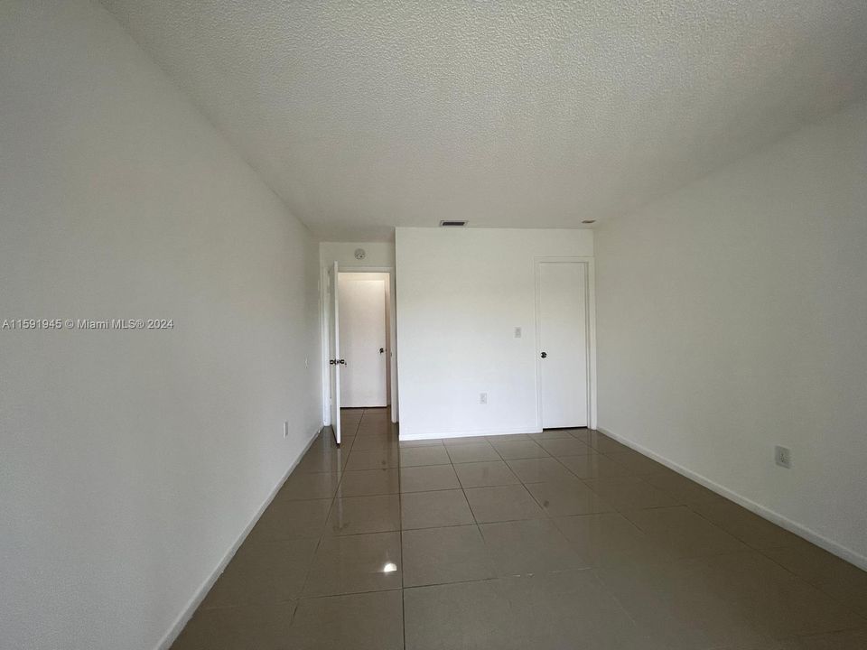 For Rent: $1,750 (1 beds, 1 baths, 702 Square Feet)