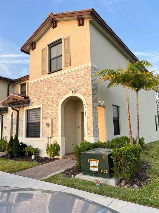 Active With Contract: $2,900 (3 beds, 2 baths, 1587 Square Feet)