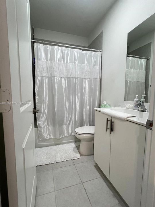 Active With Contract: $2,900 (3 beds, 2 baths, 1587 Square Feet)