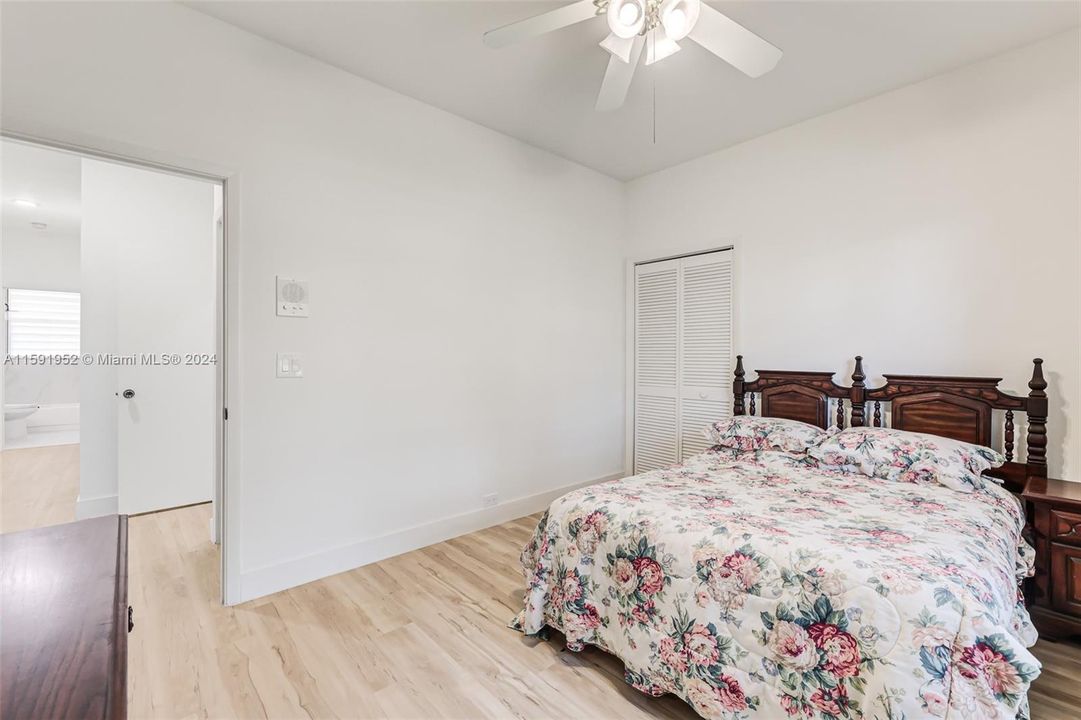 Active With Contract: $1,150,000 (3 beds, 2 baths, 2642 Square Feet)