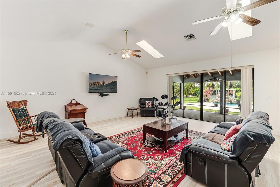 Active With Contract: $1,150,000 (3 beds, 2 baths, 2642 Square Feet)