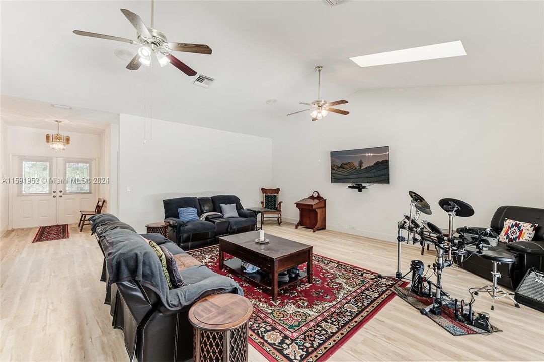 Active With Contract: $1,150,000 (3 beds, 2 baths, 2642 Square Feet)