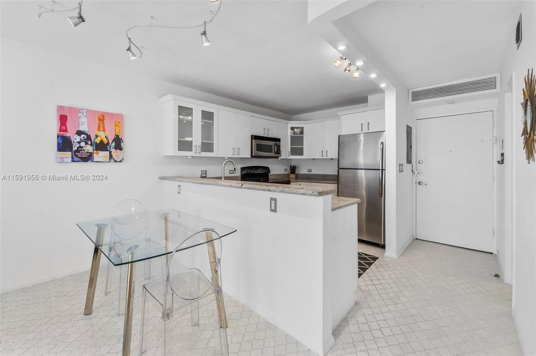 Active With Contract: $399,000 (1 beds, 1 baths, 750 Square Feet)