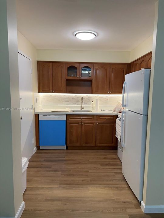 For Sale: $270,000 (1 beds, 1 baths, 700 Square Feet)