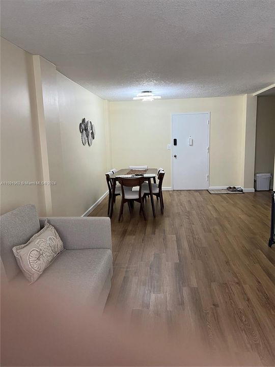 For Sale: $270,000 (1 beds, 1 baths, 700 Square Feet)