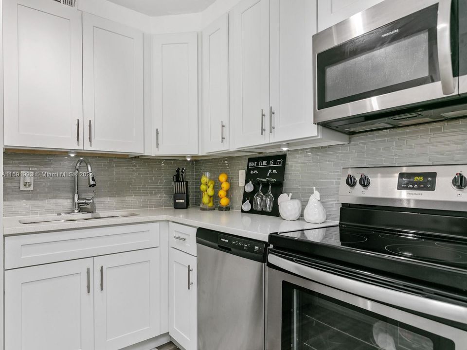 Active With Contract: $260,000 (1 beds, 1 baths, 825 Square Feet)