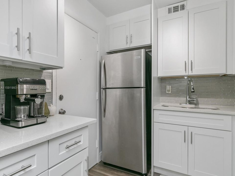 Active With Contract: $260,000 (1 beds, 1 baths, 825 Square Feet)