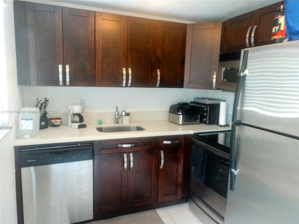 For Rent: $1,900 (1 beds, 1 baths, 580 Square Feet)