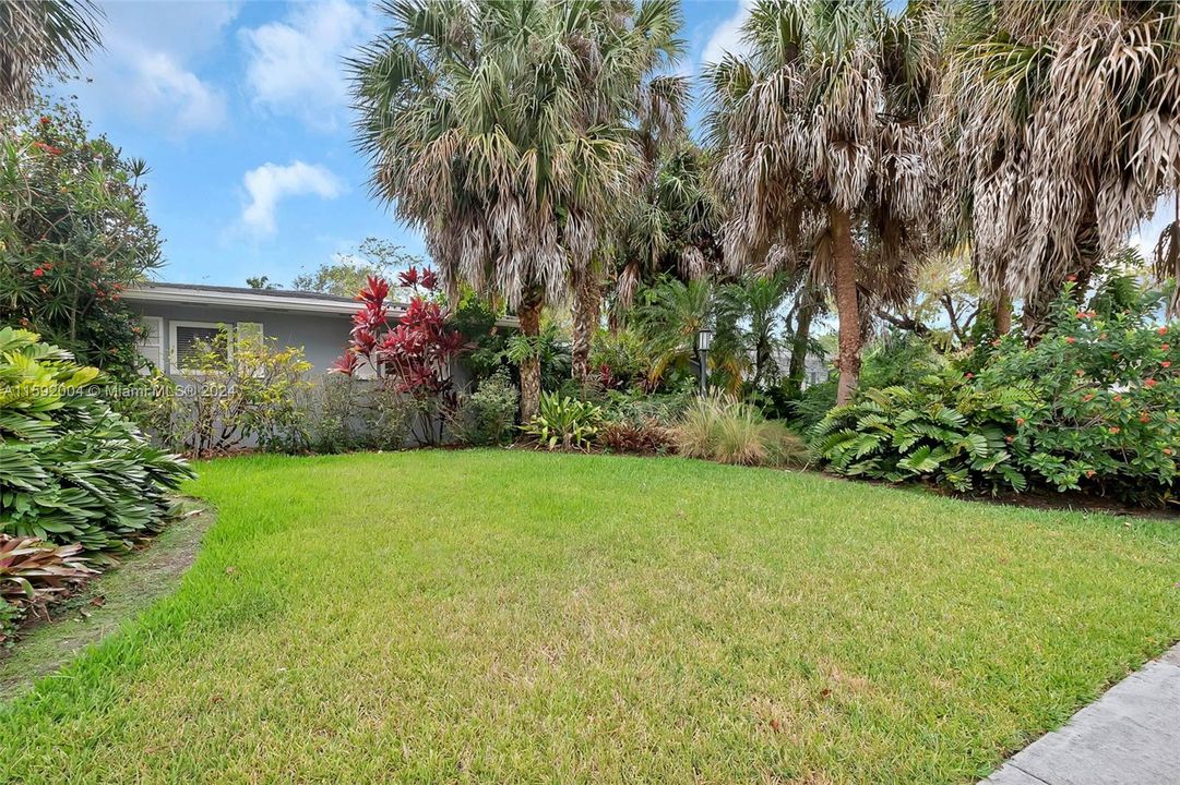 Active With Contract: $1,300,000 (5 beds, 3 baths, 2471 Square Feet)