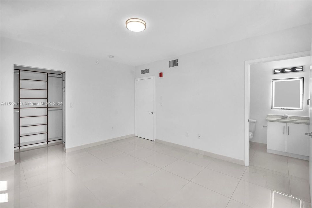 Active With Contract: $2,450 (2 beds, 2 baths, 1050 Square Feet)