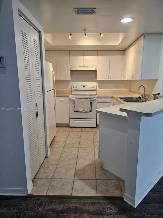 Active With Contract: $1,800 (2 beds, 2 baths, 1026 Square Feet)