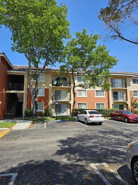 Active With Contract: $1,800 (2 beds, 2 baths, 1026 Square Feet)