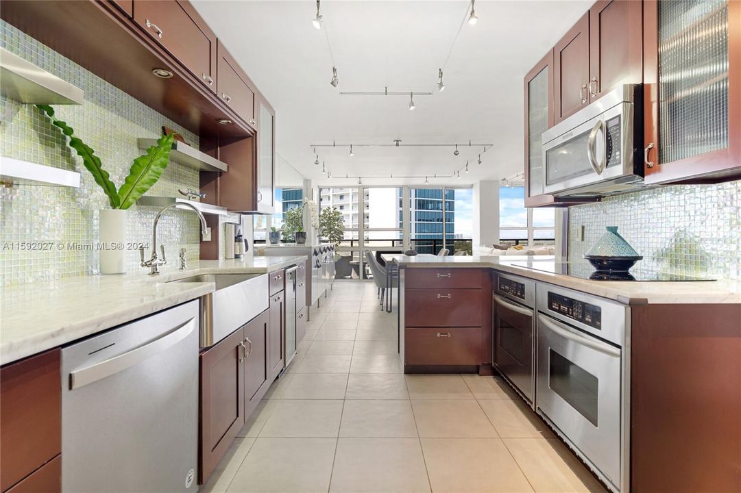 Active With Contract: $4,800 (2 beds, 2 baths, 1640 Square Feet)