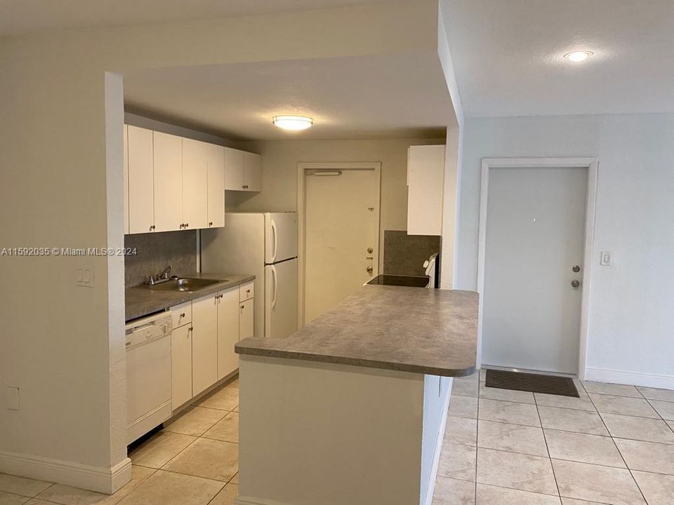 Active With Contract: $2,450 (2 beds, 2 baths, 1133 Square Feet)