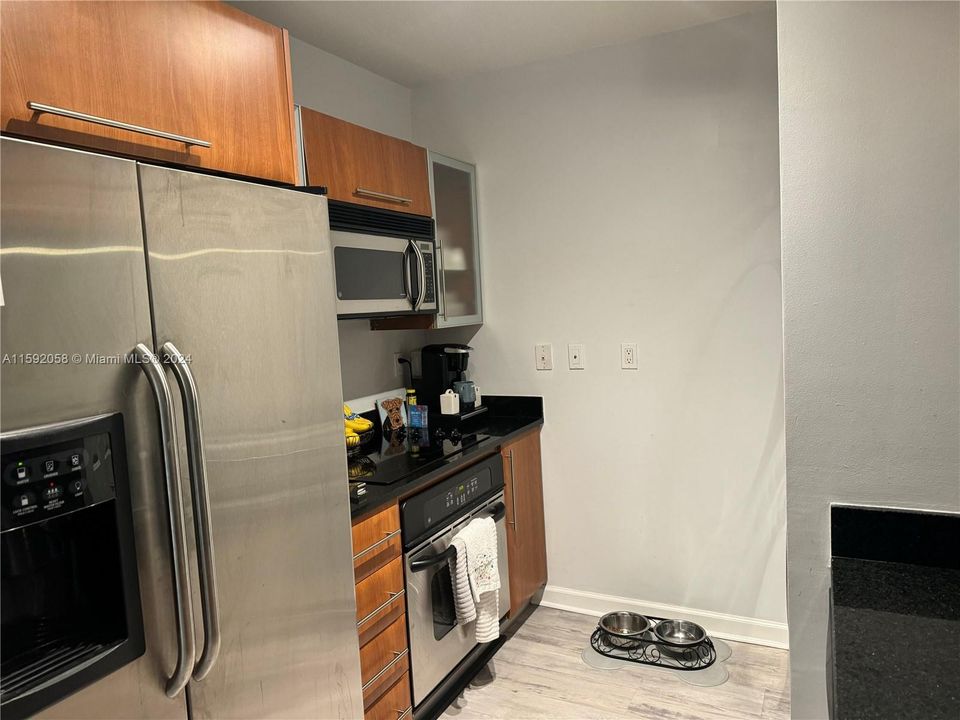 For Rent: $2,700 (1 beds, 1 baths, 827 Square Feet)