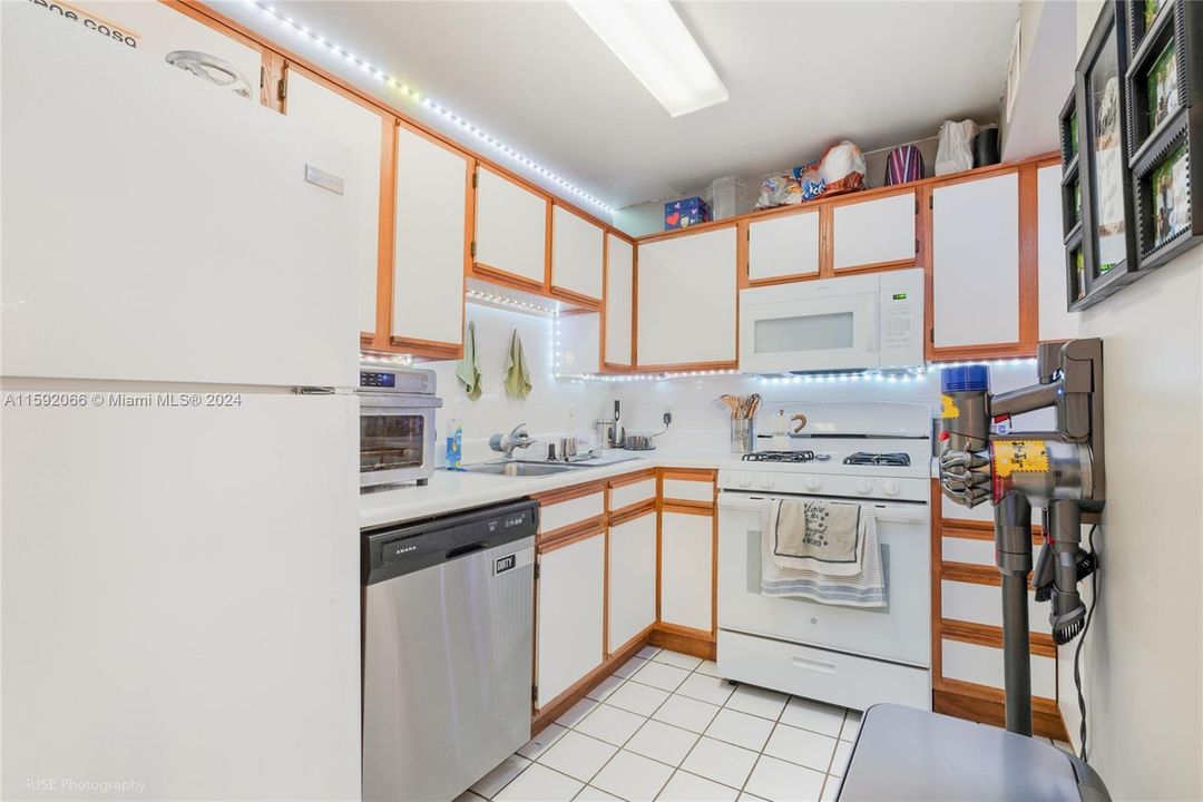 For Sale: $226,000 (1 beds, 1 baths, 693 Square Feet)