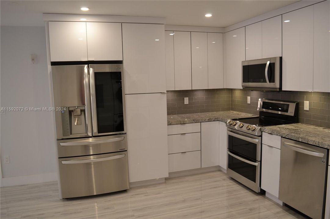 Recently Rented: $2,200 (1 beds, 1 baths, 854 Square Feet)
