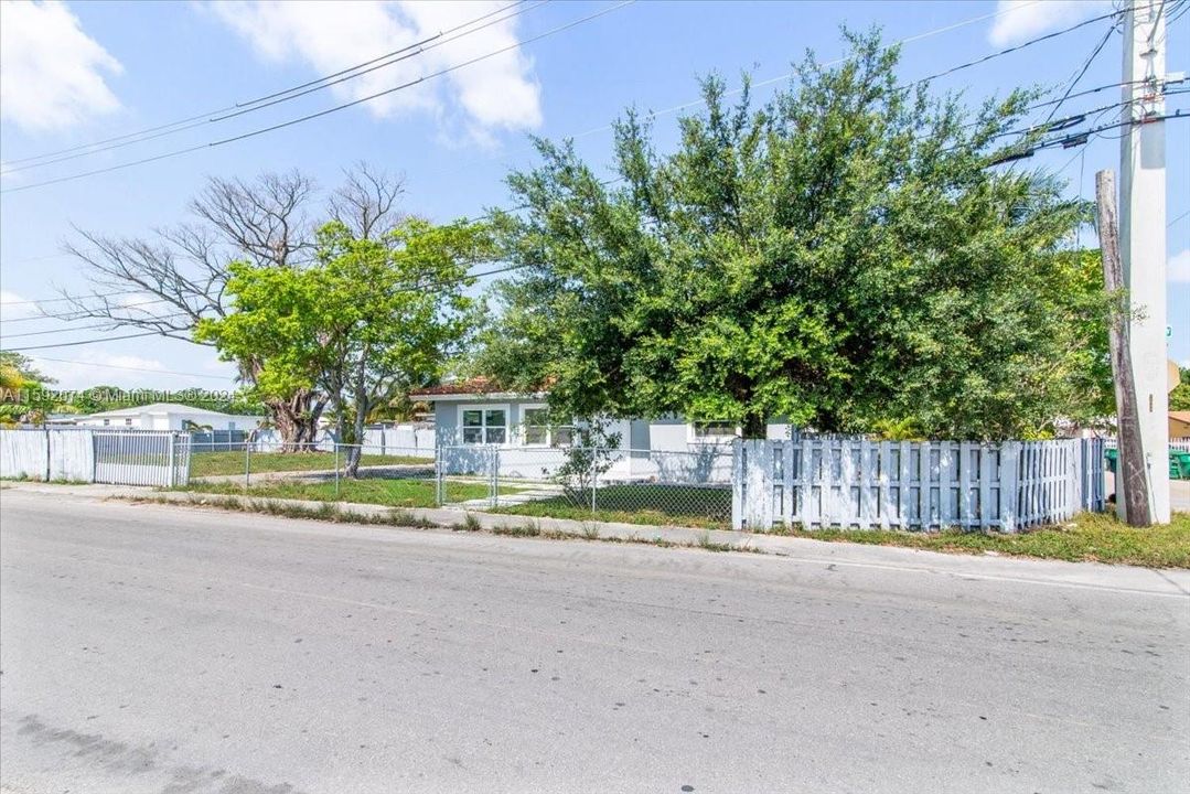 Active With Contract: $450,000 (3 beds, 1 baths, 1008 Square Feet)