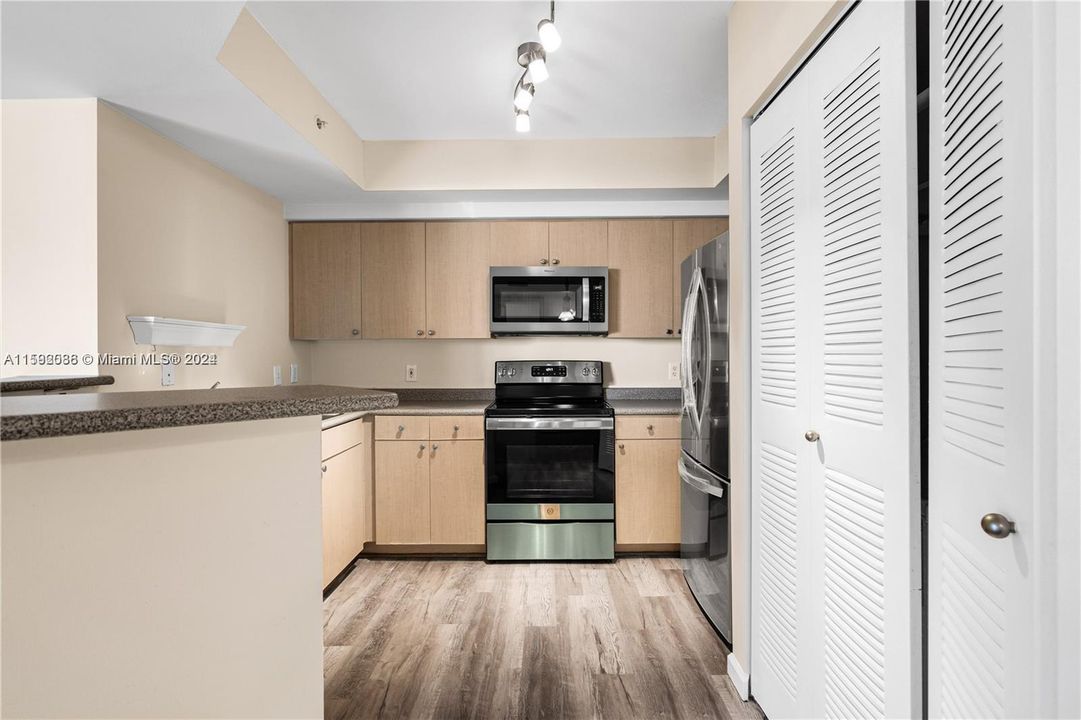 For Sale: $315,000 (2 beds, 2 baths, 1166 Square Feet)