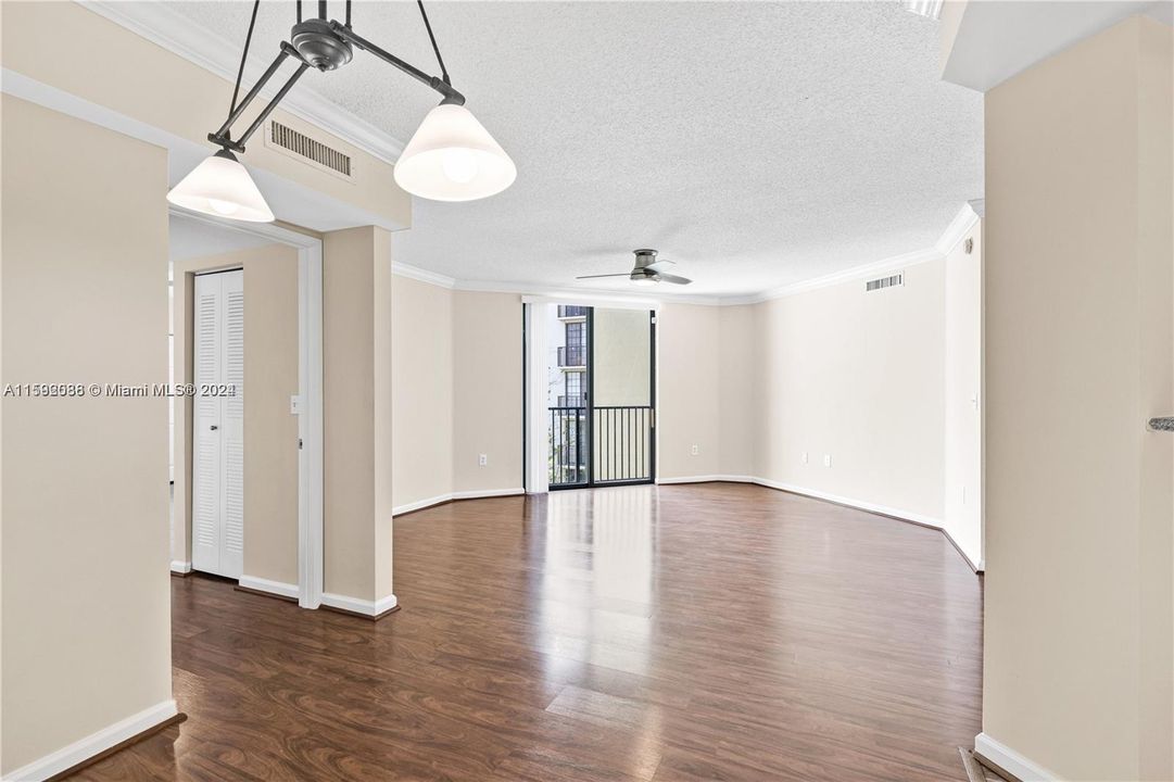 For Sale: $315,000 (2 beds, 2 baths, 1166 Square Feet)