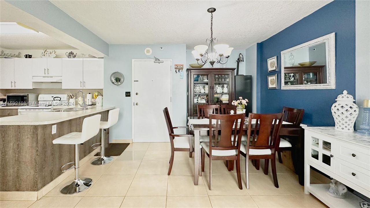 For Sale: $460,000 (2 beds, 2 baths, 880 Square Feet)