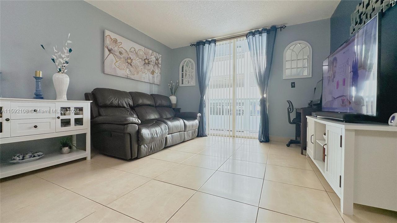 For Sale: $460,000 (2 beds, 2 baths, 880 Square Feet)