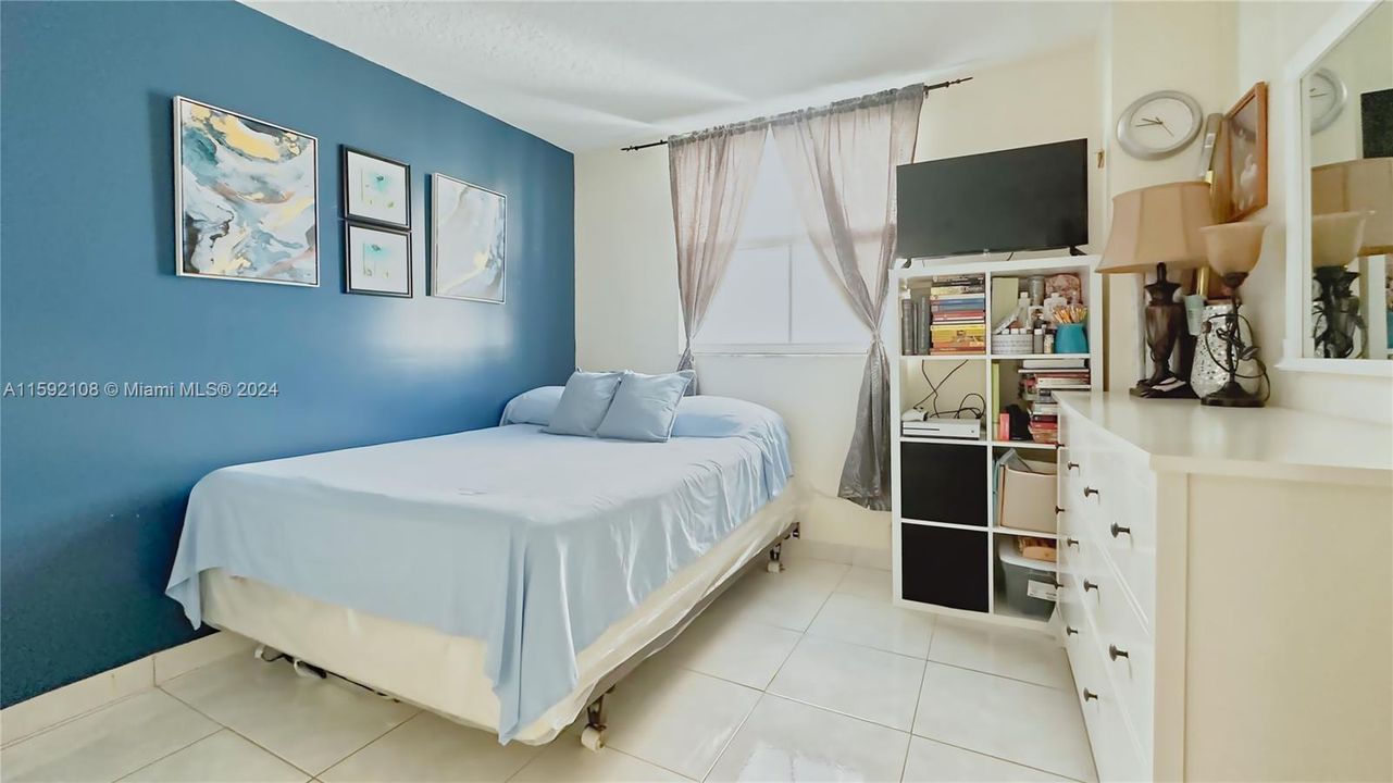 For Sale: $460,000 (2 beds, 2 baths, 880 Square Feet)